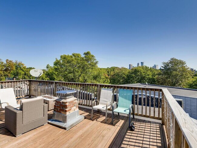 Foto del edificio - 2 Bed 1 Bath With Downtown Skyline View in Bryn Mawr!  Available August 1st.