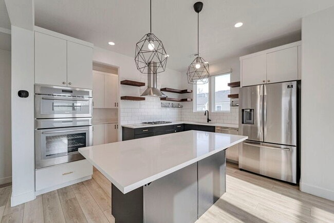 Foto del edificio - Executive 3 story Townhouse in Downtown Daybreak