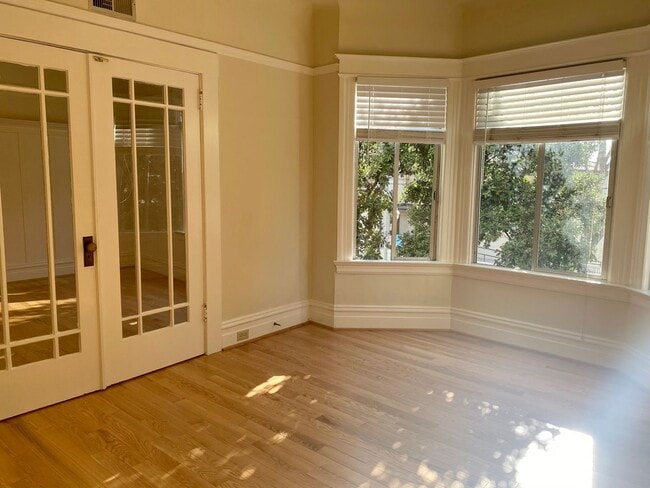 Foto del edificio - Renovated Top Floor 1BR/1BA. Dual-Pane Bay Windows. Backyard!