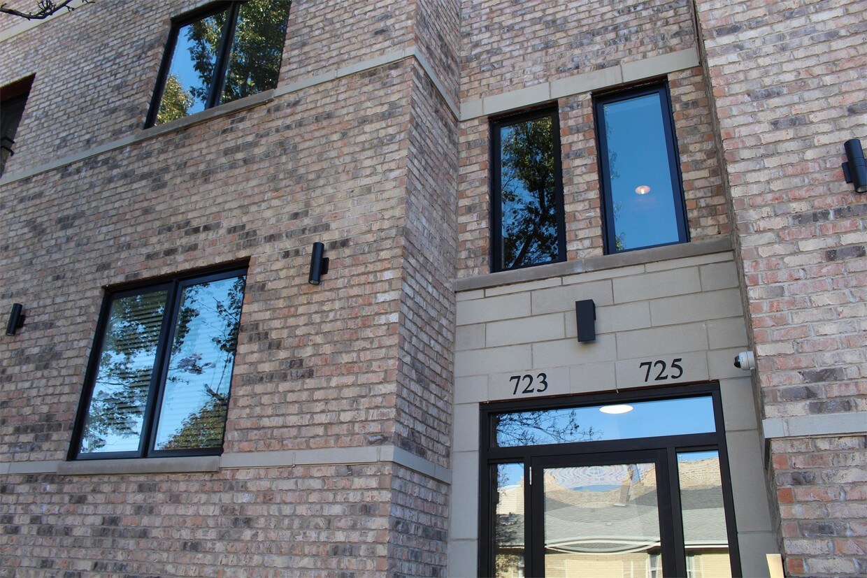 Primary Photo - 723 W 34th St