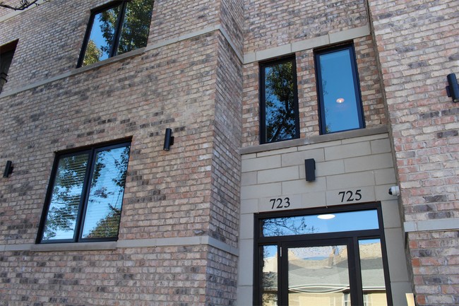 Building Photo - 725 W 34th St