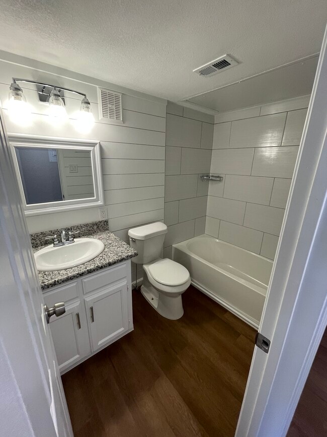 Building Photo - 505 Eagle Dr