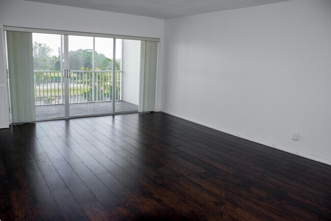 Foto del edificio - 3000 N Palm Aire Dr