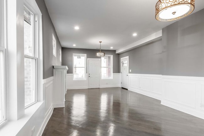 Living room - 634 N Hamlin Ave