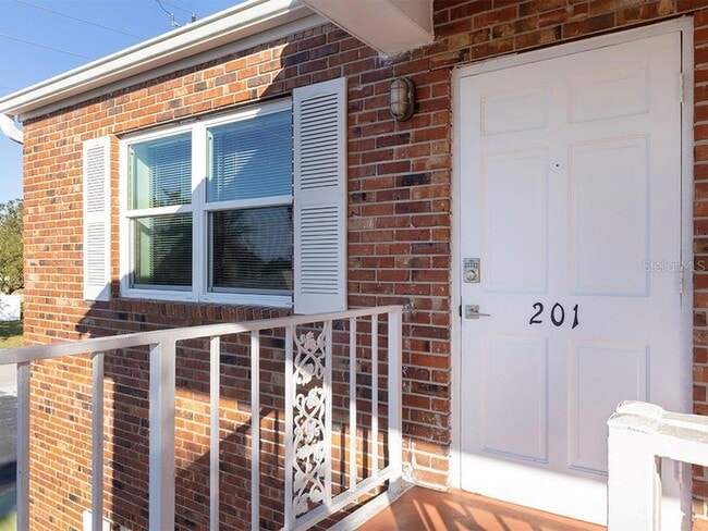 Building Photo - 380 Base Ave E