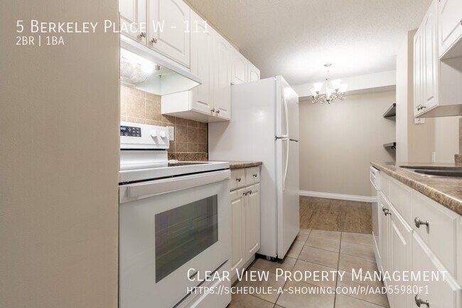 Photo du bâtiment - Renovated two bedroom, one bathroom condo with fully fenced patio. UTILITIES INCLUDED!!
