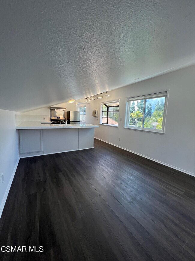 Foto del edificio - 1415 E Hillcrest Dr