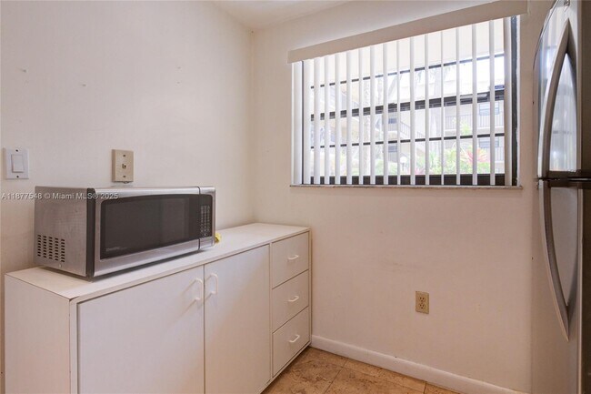 Building Photo - 10835 SW 112th Ave