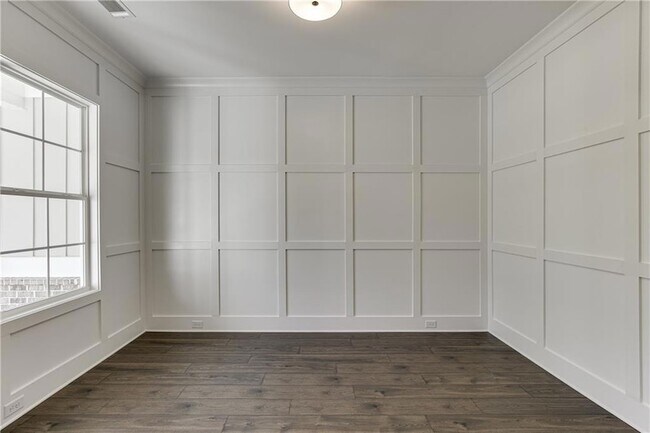 Building Photo - 5682 Meadow View Dr