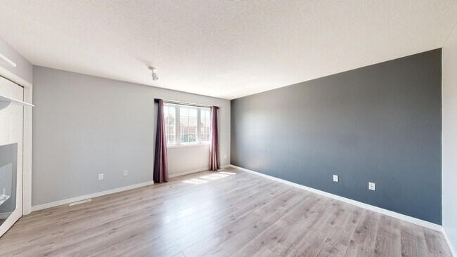 Photo du bâtiment - BEAUTIFUL THREE BEDROOM TOWNHOME ON BATEMAN TRAIL