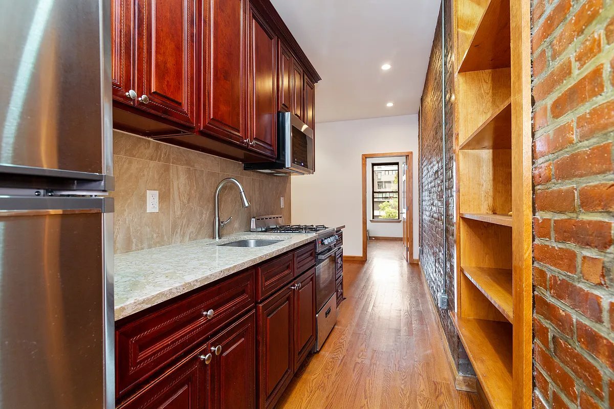 Building Photo - 203 E 14th St