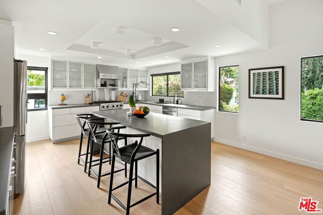 Foto del edificio - 2418 Canyon Oak Dr