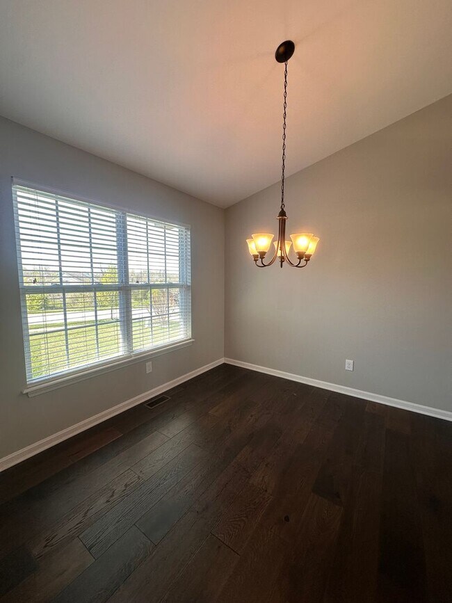 Foto del edificio - 4BR/2BA Home for Rent in Eastwood w/Basement and Backyard Deck!