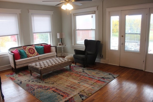 Building Photo - 2733 Gillham | In-Unit Laundry + Google Fiber
