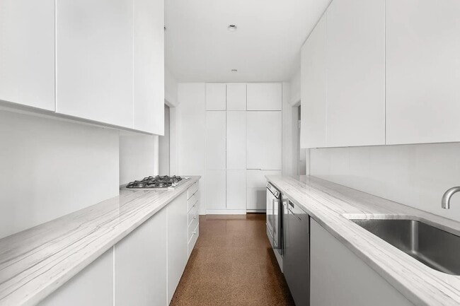 Building Photo - 328 W 86th St