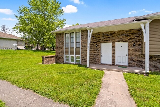 Building Photo - 1304 Essex Ct