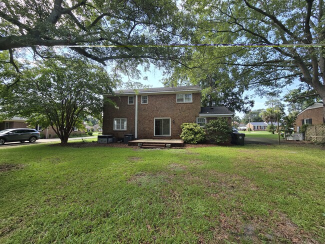 Building Photo - 205 Pinewood Dr