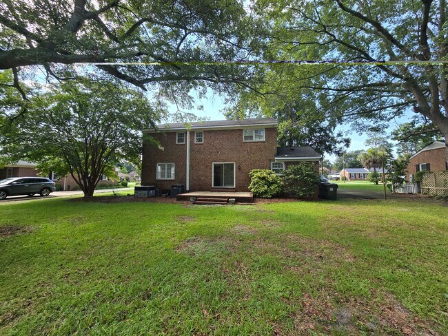 Foto del edificio - 205 Pinewood Dr