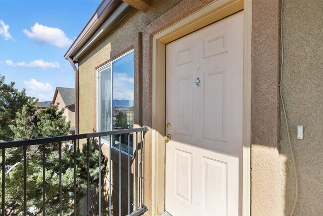 Foto del edificio - Immaculate 2 Bed 2 Bath Condo with Pikes Peak Views in D49!!!