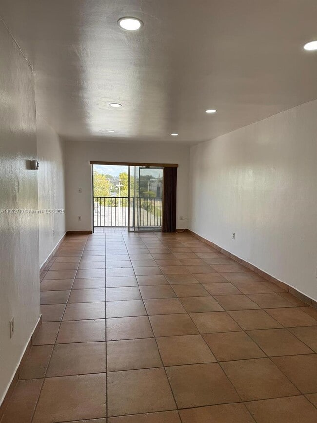 Foto del edificio - 5731 NW 37th St