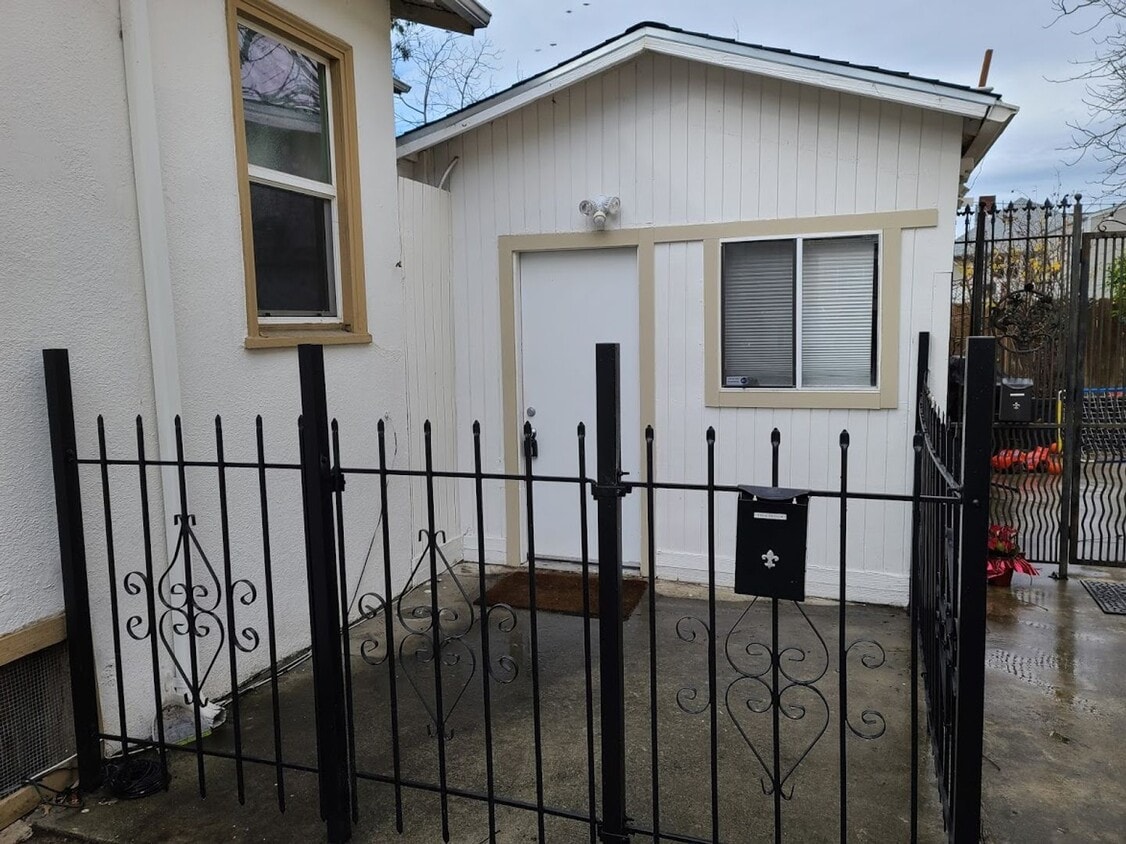 1074 48th St Unit Cottage, Emeryville, CA 94608 Room for Rent in