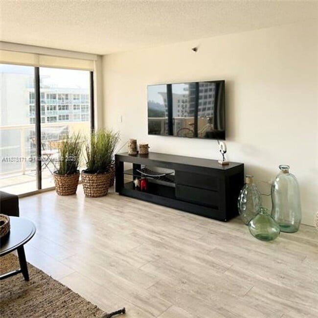 Photo - 5757 Collins Ave Apartment