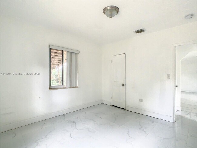 Building Photo - 11102 NE 9th Ct