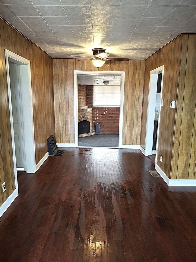 Foto del edificio - ALL PROSPECTIVE TENANTS MUST SUBMIT A $58 ...