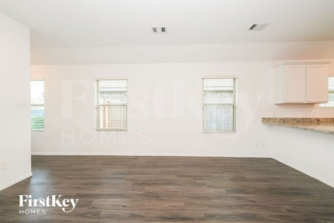 Foto del edificio - 18455 Summit Ranch Dr