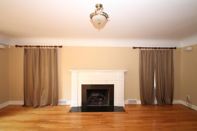 Building Photo - 1111 Iroquois Dr SE