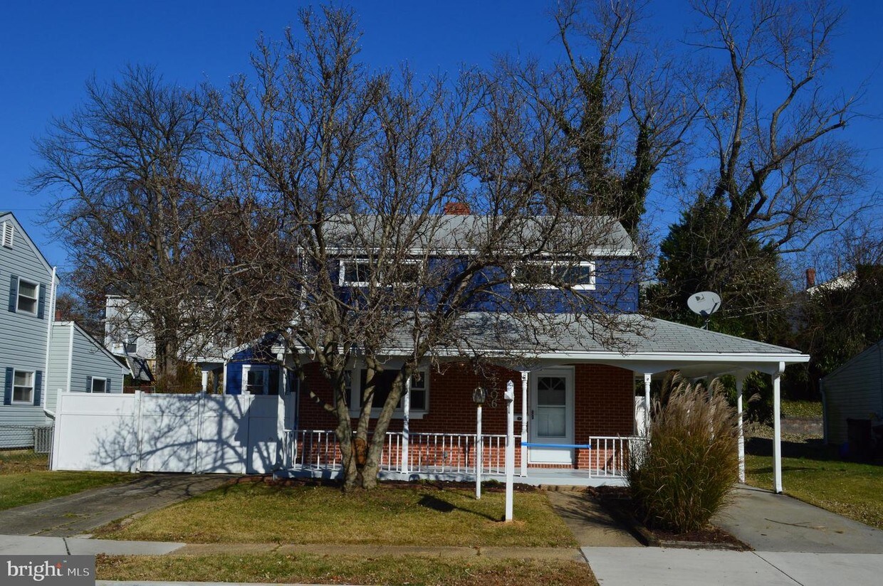 Primary Photo - 1206 Locust Ave