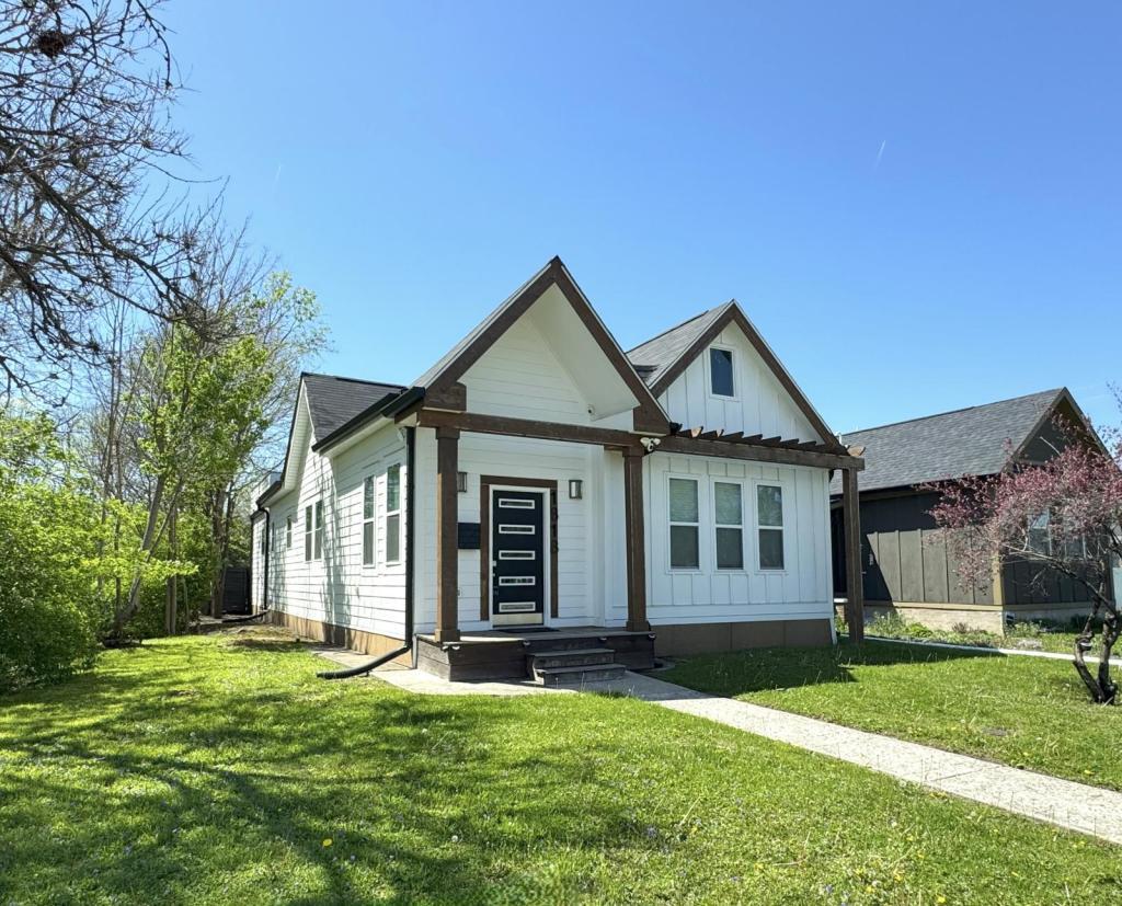 Primary Photo - 1818 Cornell Ave