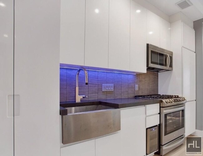 Building Photo - Renovated Lower East Side 1-Bedroom with M...