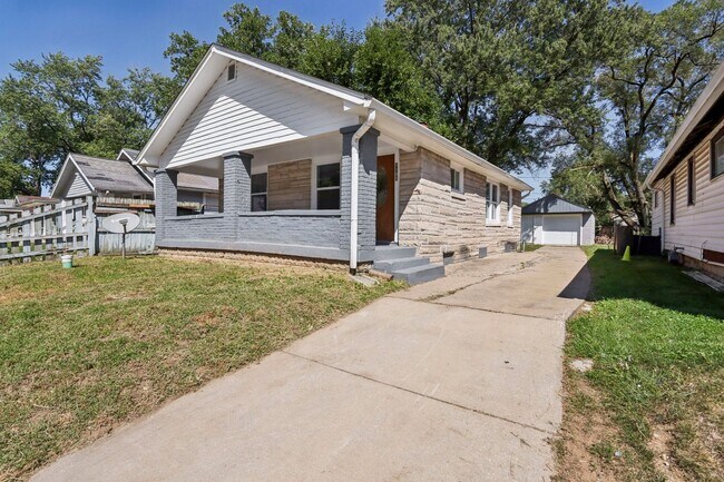 Foto del edificio - Coming Soon! West Side Two Bedroom Home wi...