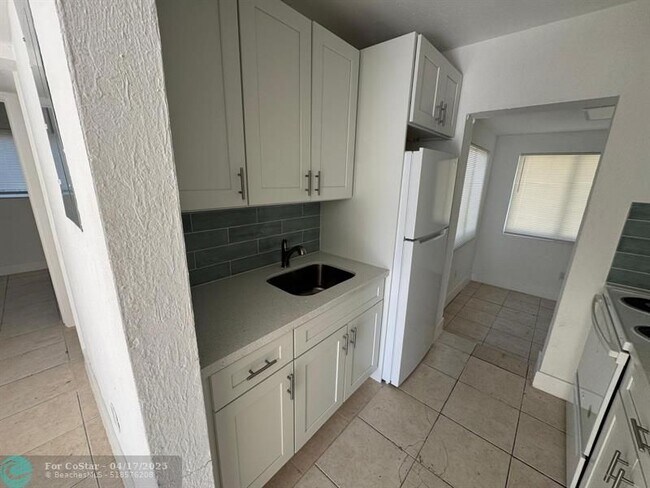 Building Photo - 1710 Lauderdale Manor Dr
