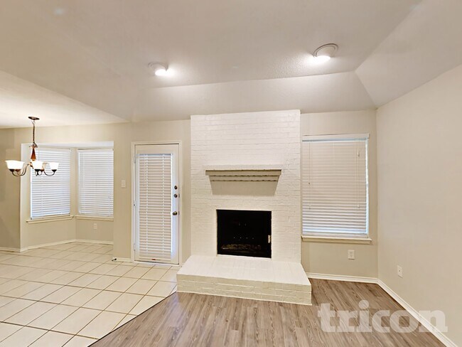 Foto del edificio - 5708 Woodsetter Ct