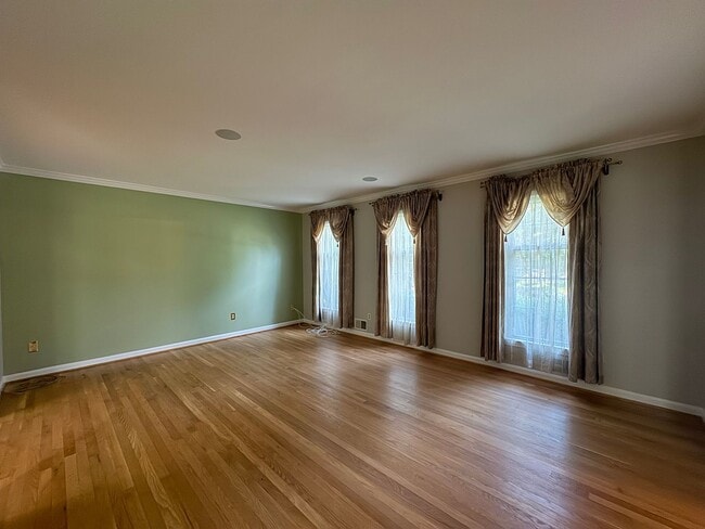 Building Photo - Spacious And Elegant 4 Bed 3 Bath Home Wit...