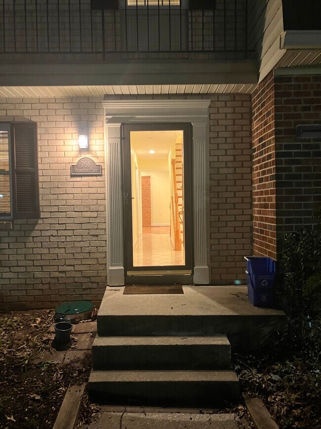 Foto del edificio - 766 Princeton Pl