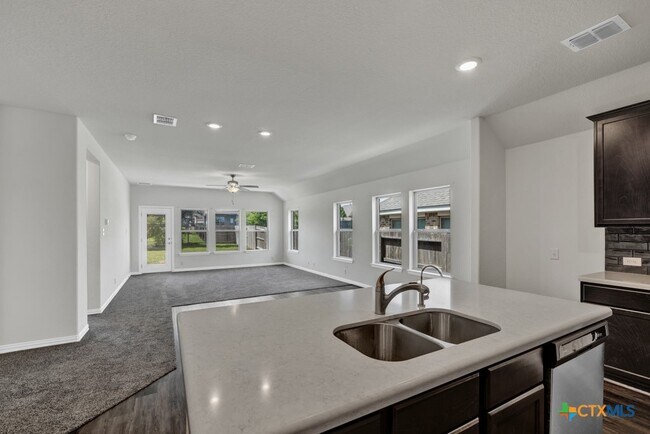 Foto del edificio - 1233 Cross Gable