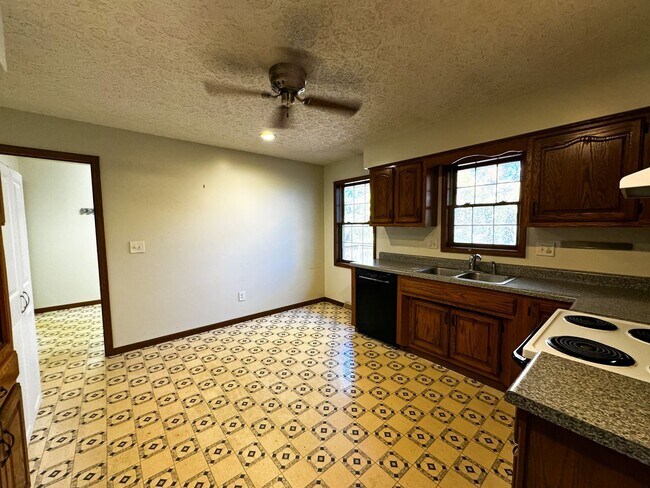Building Photo - 5 br, 3 bath House - 16935 Lemming Lane