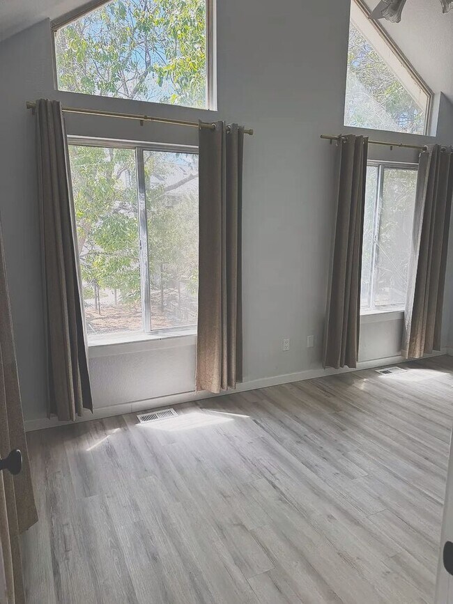 Foto del edificio - Spacious 3 Bedroom Home with Vaulted Ceilings & Fireplace