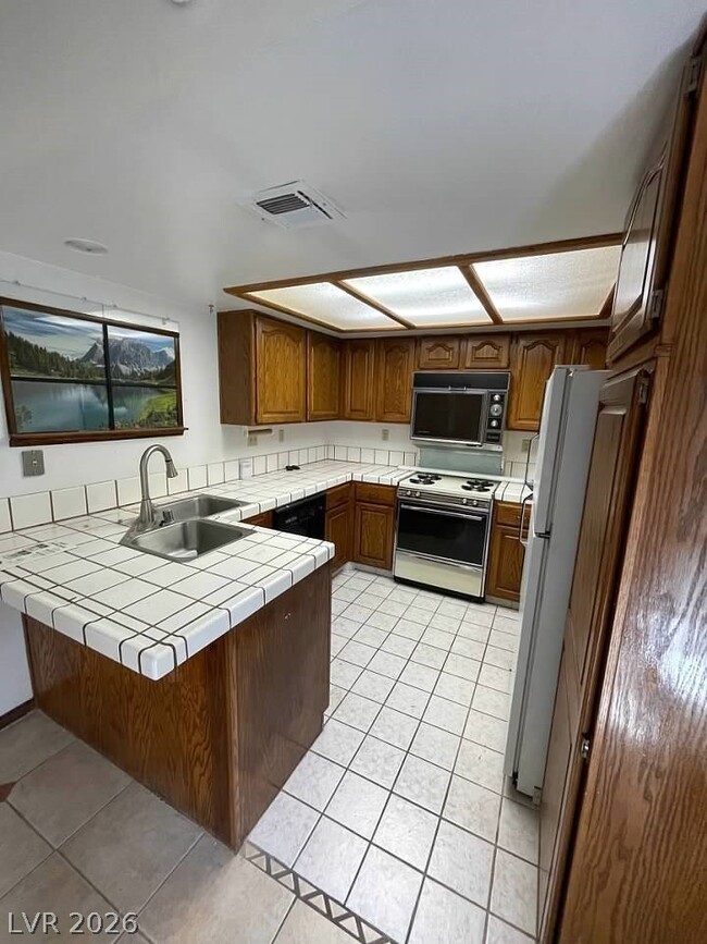 Building Photo - 600 Woodmount Dr