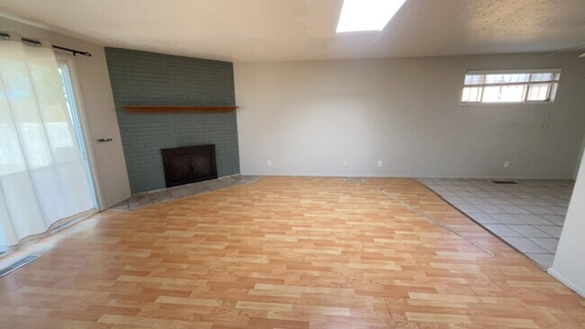 Building Photo - COMING SOON Spacious 4 bedroom 2 bath 1402 Sqft. Home In the Heights!