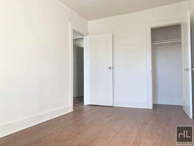 Foto del edificio - 4 Bedroom 30 AVENUE/ Central Astoria