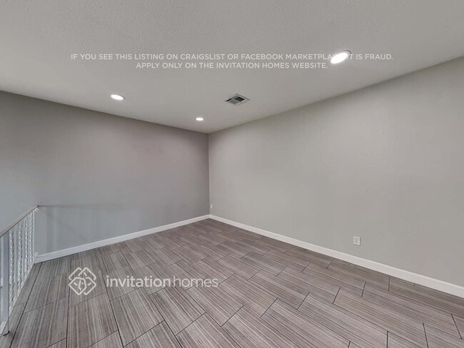Building Photo - 2440 E Manhatton Dr
