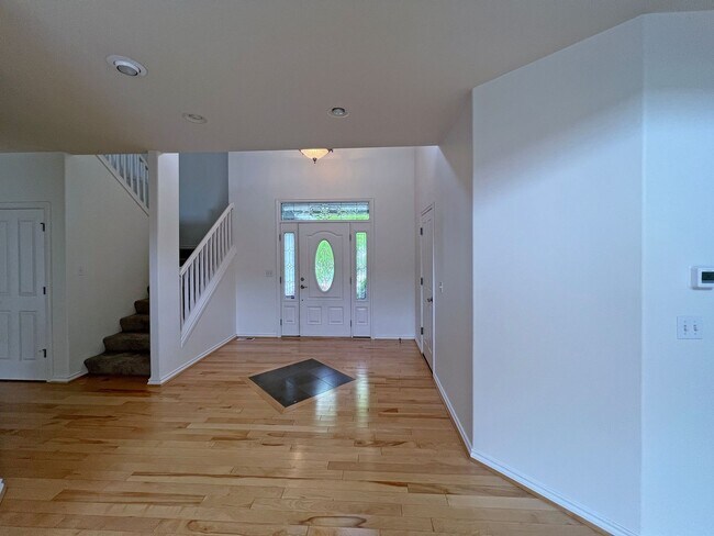 Building Photo - Georgeous! Elegant! Spacious! 5 Bedrooms!