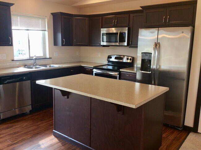 Foto del edificio - Beautiful, spacious townhouse for rent