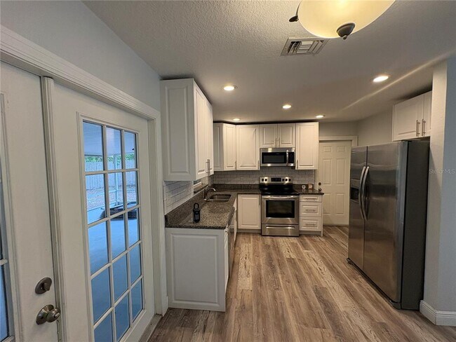 Foto del edificio - 5825 Lullaby Ln