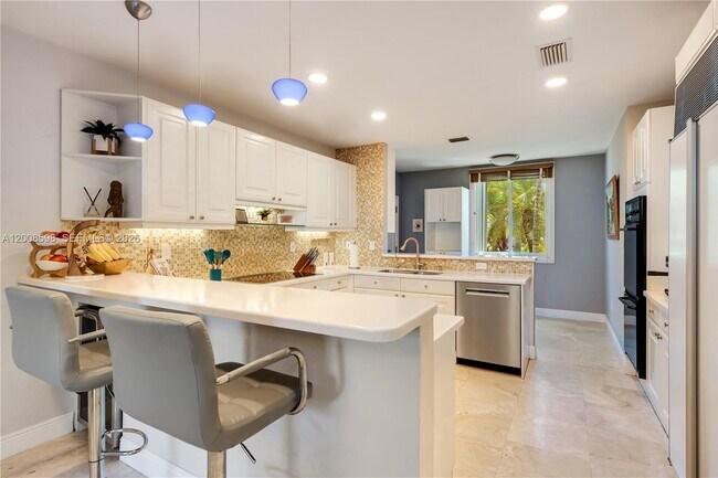 Foto del edificio - 13636 Deering Bay Dr