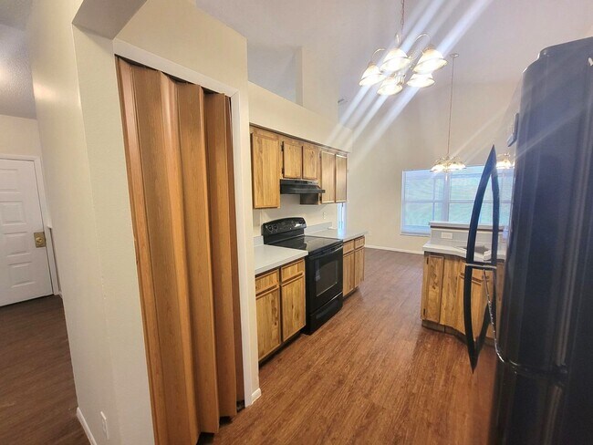 Building Photo - 3 Bedroom/ 2 Bathroom Home In East Orlando!